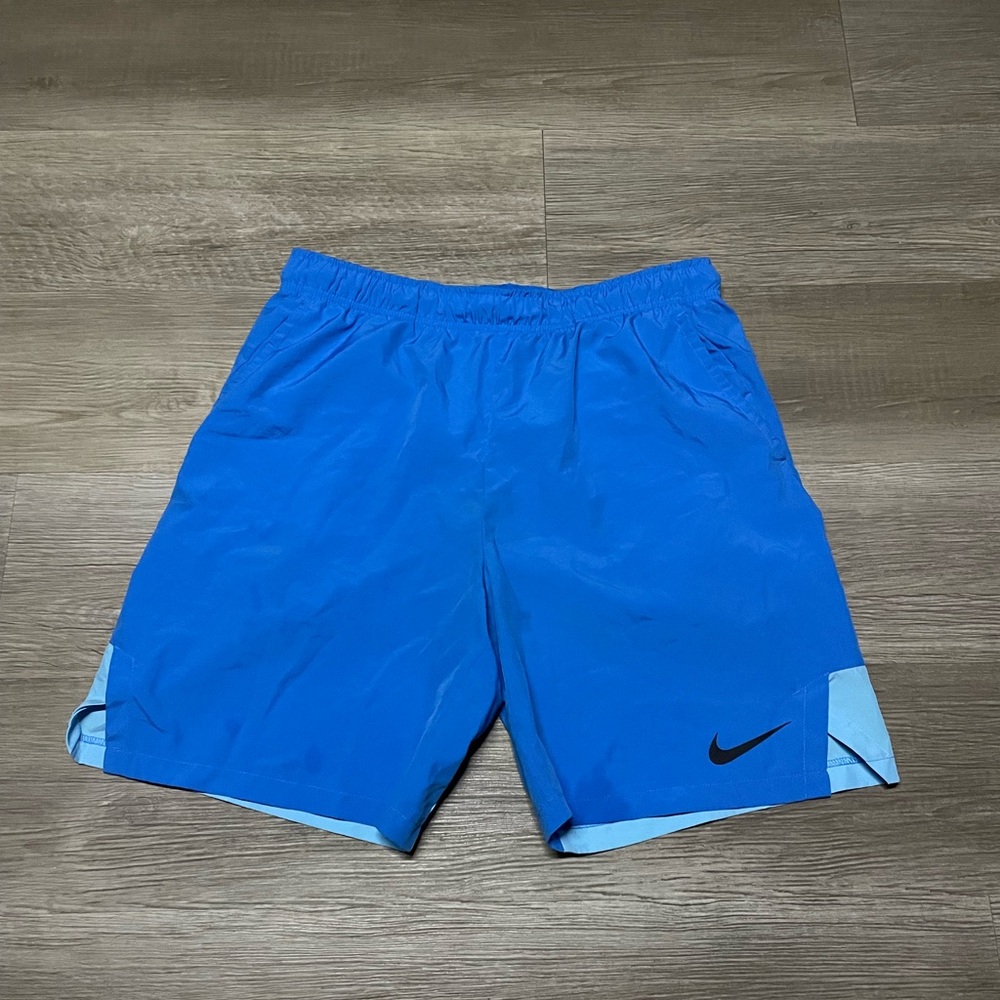 Menโs Nike Dri - Fit shorts blue/baby blue size L new with out tags